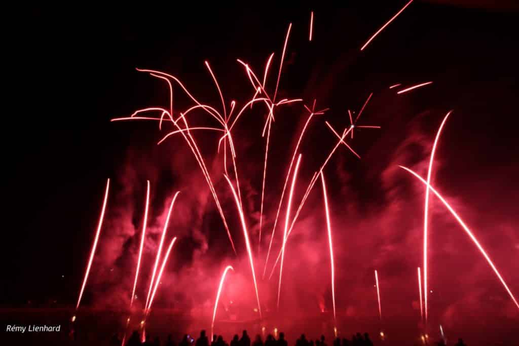 éruption de comètes rouges