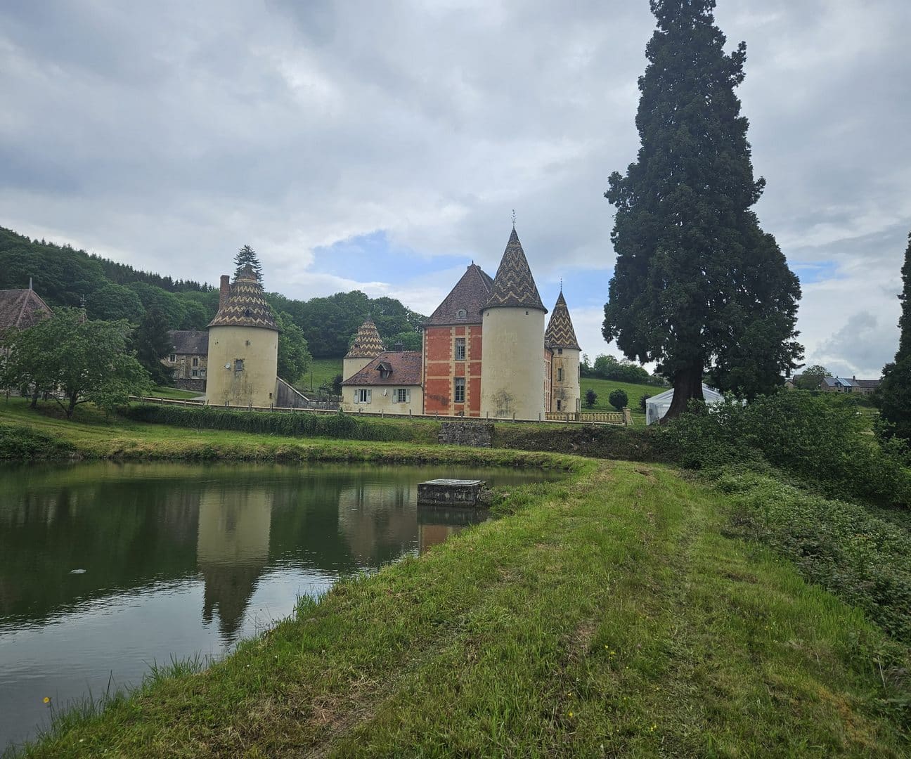 Le lac du château de Menessaire