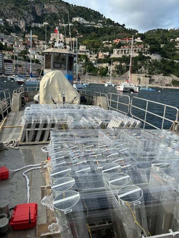 Les mortiers éventaillés sur la barge