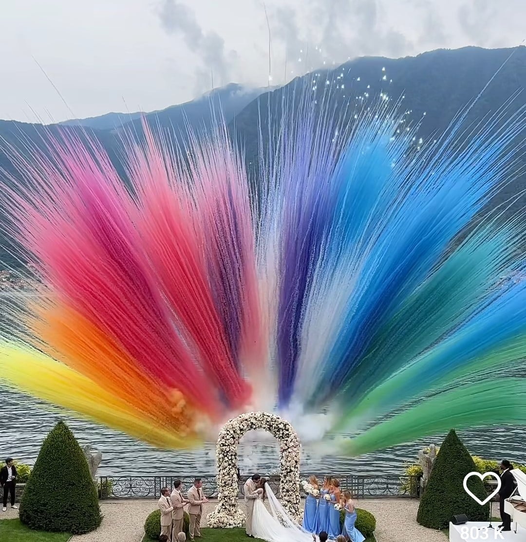 Feu d'artifice de jour, spectacles de fumées colorées pour cérémonie de mariage