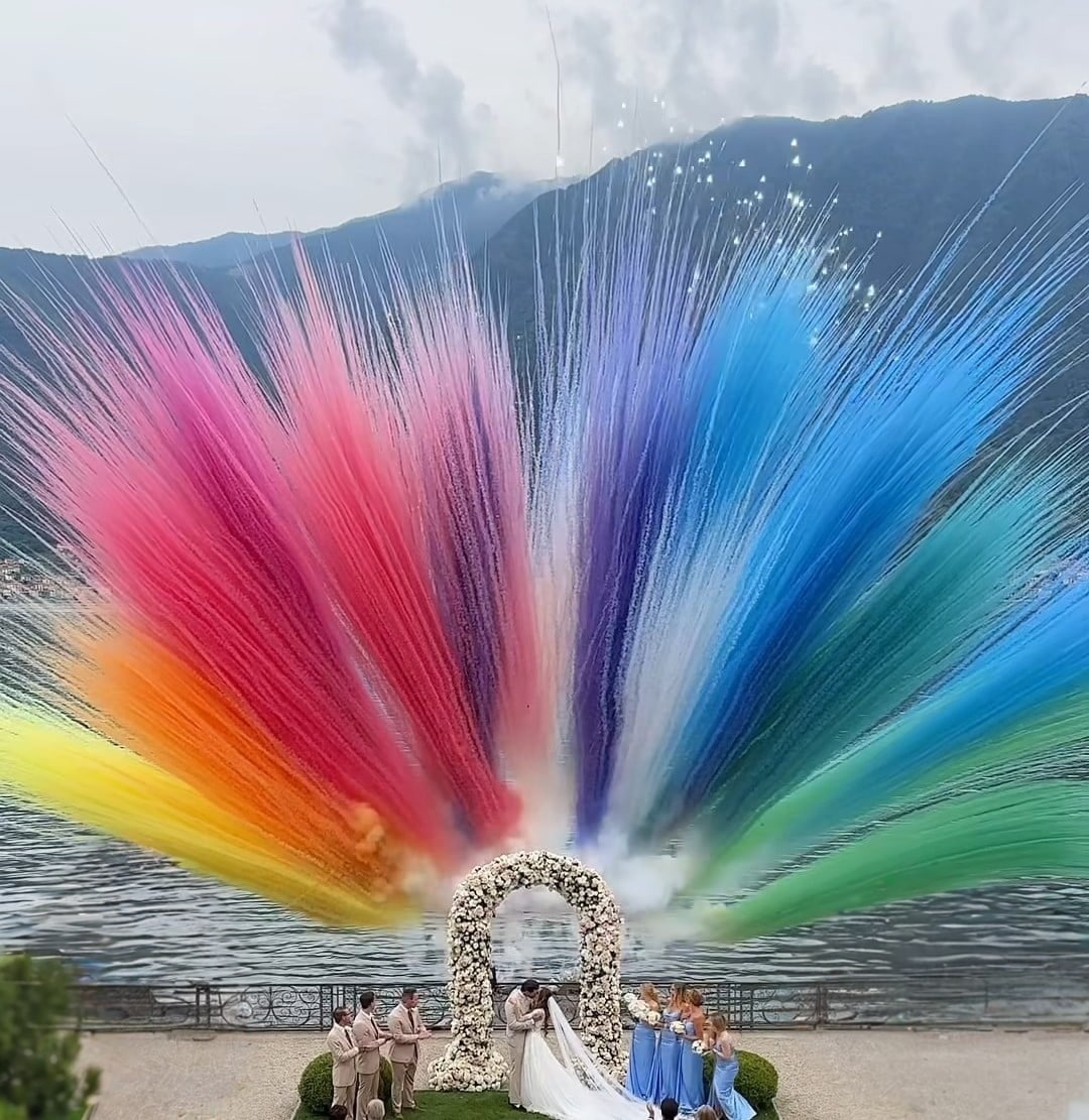 Feu d'artifice de jour, spectacles de fumées colorées pour cérémonie de mariage