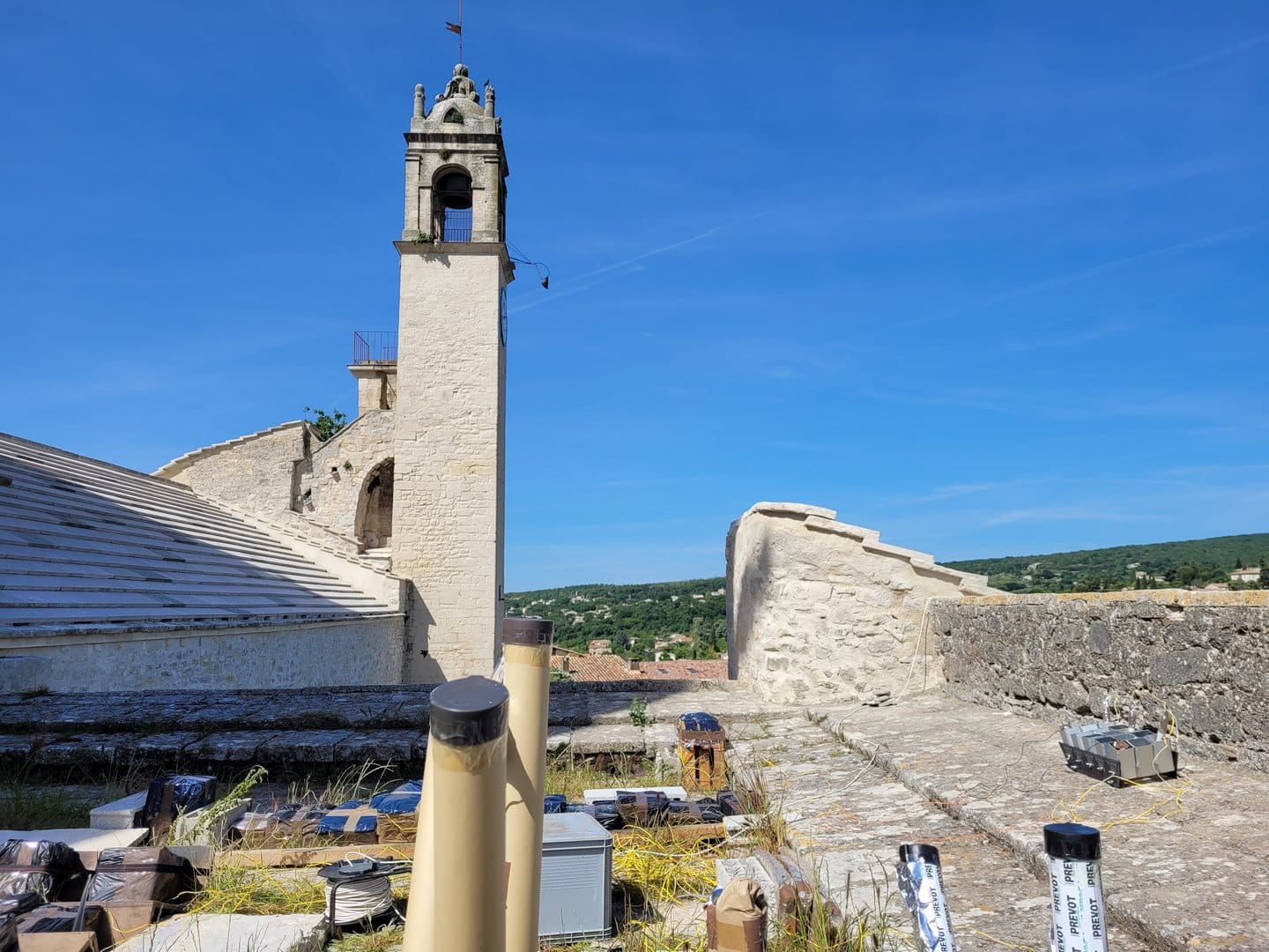 Les chandelles installées sur le toit