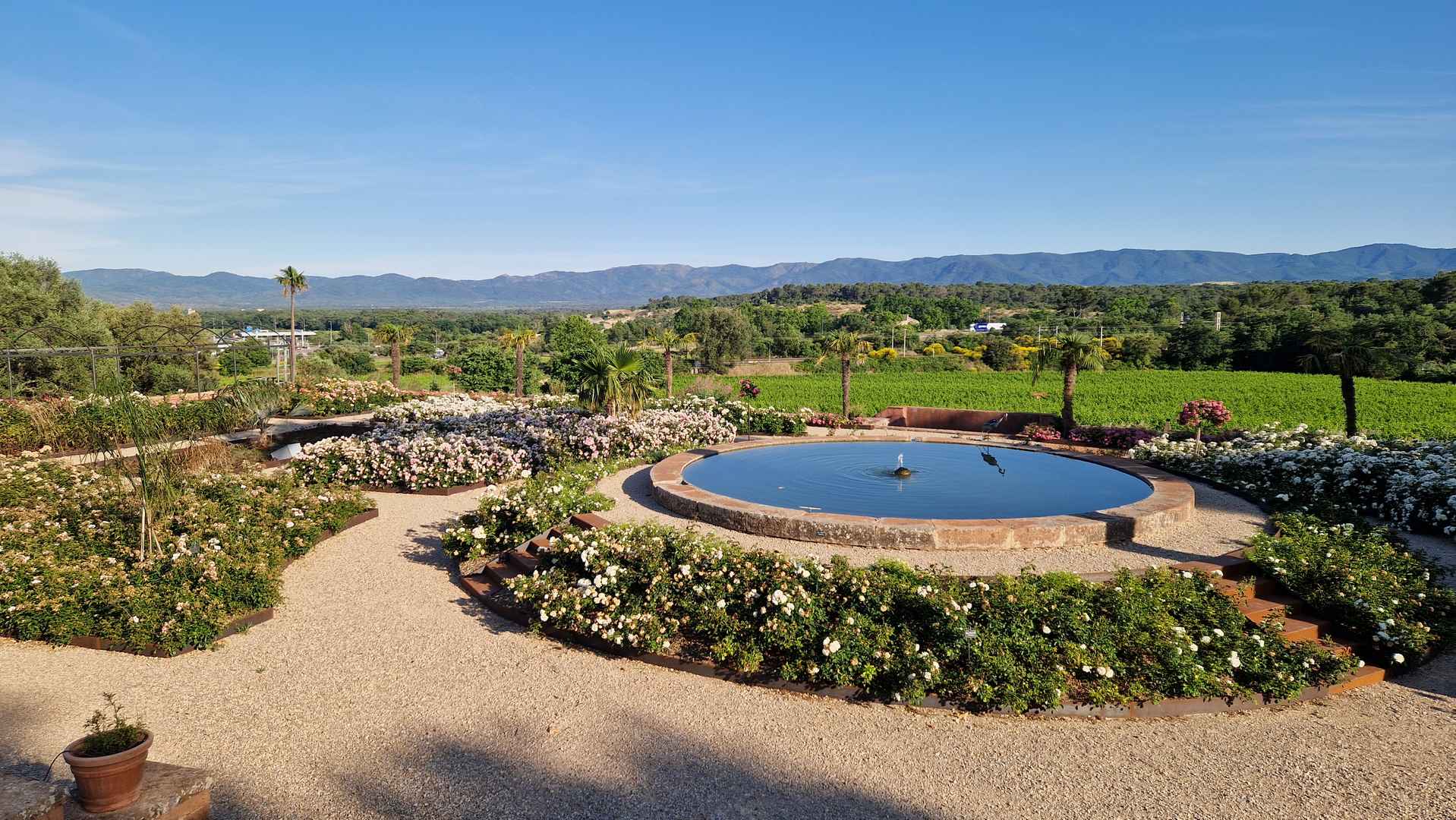 La fontaine et la roseraie et le massif des Maures